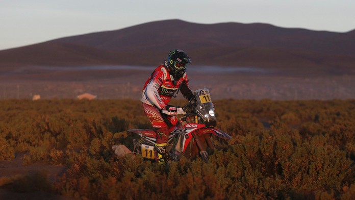 Španielsky motocyklista Joan Barreda Bort na Honde počas 8. etapy Rely Dakar.