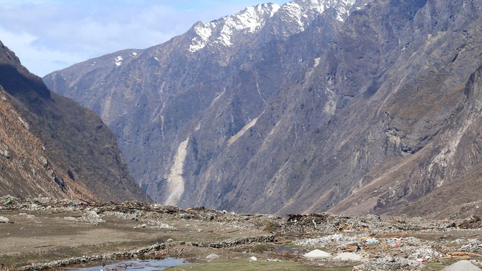 Z nebezpečnej oblasti Langtang evakuujú ľudí, zasiahli ju nové lavíny.