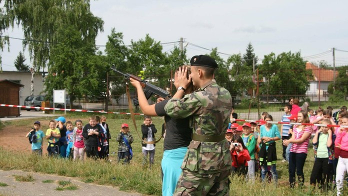 Deti mohli strieľať aj zo samopalu