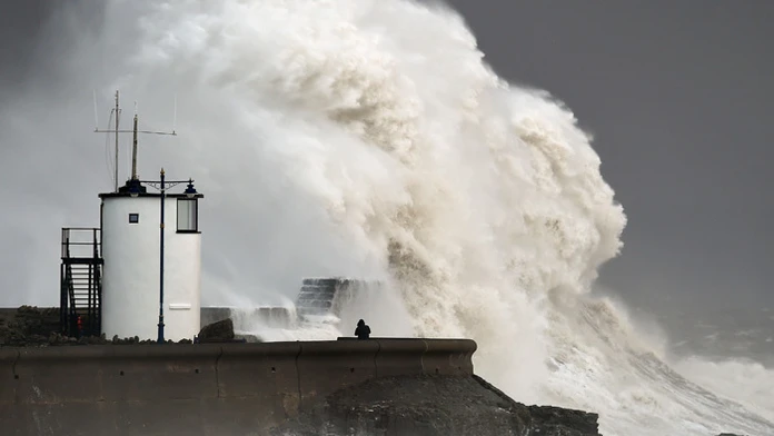 Obrovské vlny narážajú na hrádzu počas búrky v oblasti Porthcawl v Južnom Walese. (archívna snímka)