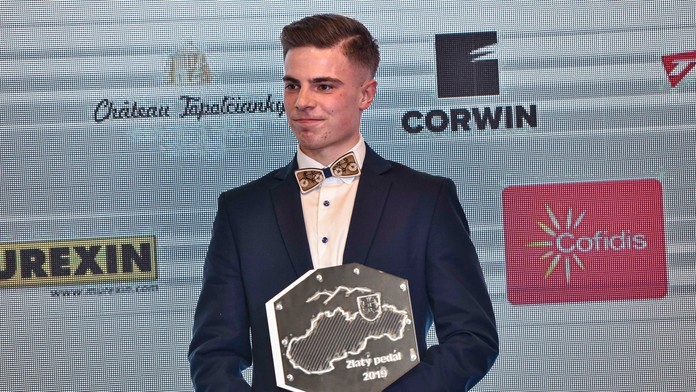 Na snímke cyklista Martin Svrček si preberá cenu Cyklista roka 2019 v kategórii Talent roka.