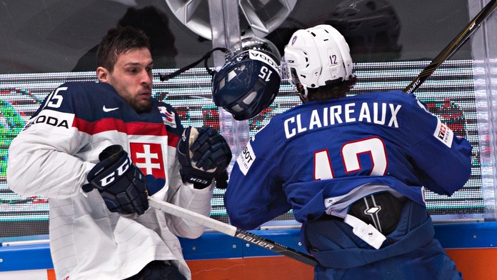 Ivan Švarný a Valentin Claireaux v súboji Francúzsko - Slovensko.