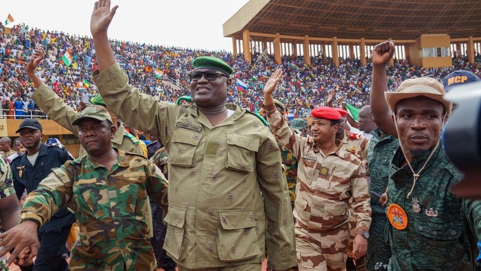 Nigerská Junta povolila Burkine Faso a Mali zasiahnuť na svojom území v prípade útoku