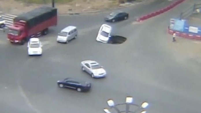 Auto sa prepadlo do vymolu.