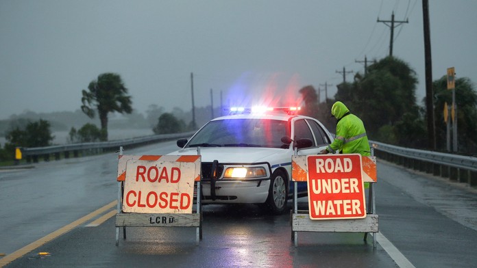 Policajti  uzatvárajú cestu vedúcu do Cedar Key.