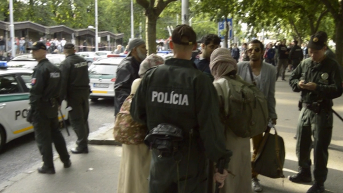 Polícia chráni moslimskú rodinu