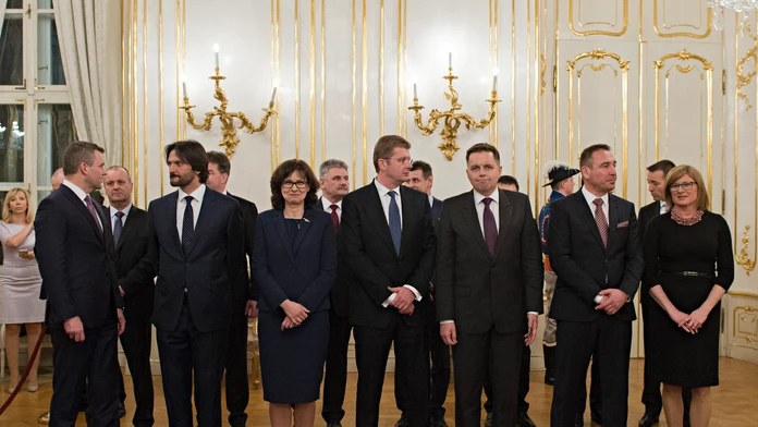 Na snímke členovia novej vlády SR po vymenovaní prezidentom SR Andrejom Kiskom