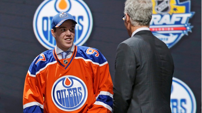 Biely dom v dúhových farbách na počesť celoamerického povolenia homosexuálnych sobášov.