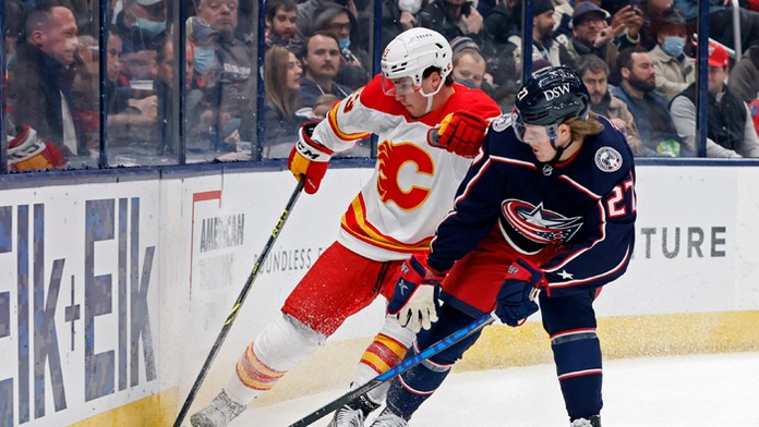 Na snímke zľava slovenský hokejista Adam Ružička z Calgary Flames.
