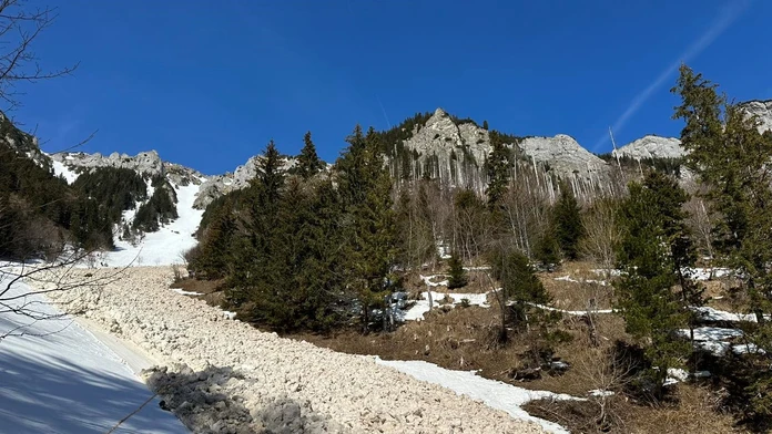 FOTO: Pri chate Plesnivec spadla lavína, zasypala chodník na Zelené pleso
