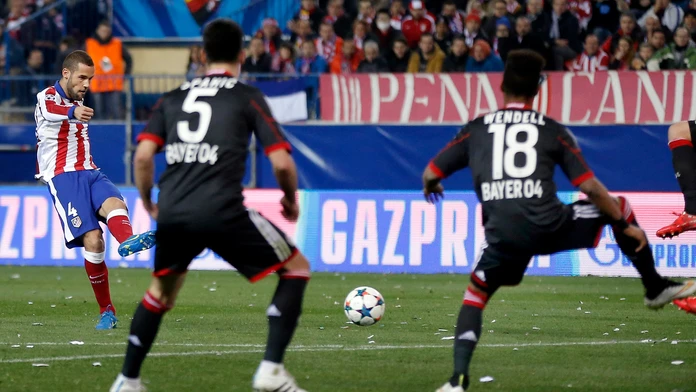 Hráč Madridu Mario Suarez strieľa gól v odvete osemfinále Ligy majstrov Atletico Madrid - Bayer Leverkusen.