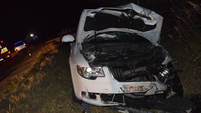 Na snímke zničené auto po tragickej nehode.