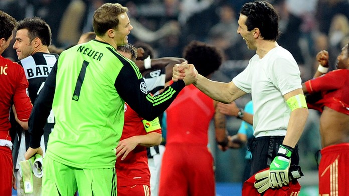 Nemecká brankár Manuel Neuer a talianska legenda Gianluigi Buffon na archívnej snímke.