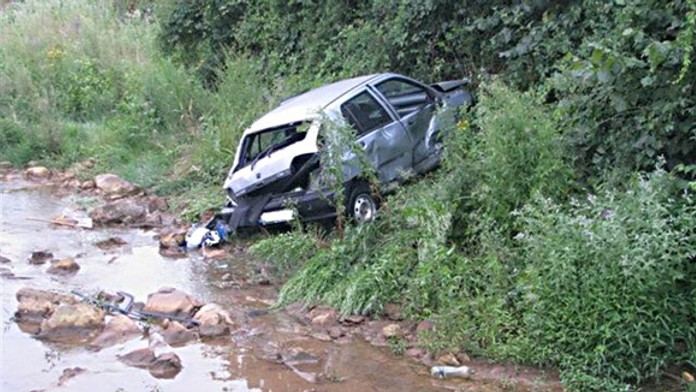 S autom skončil v potoku