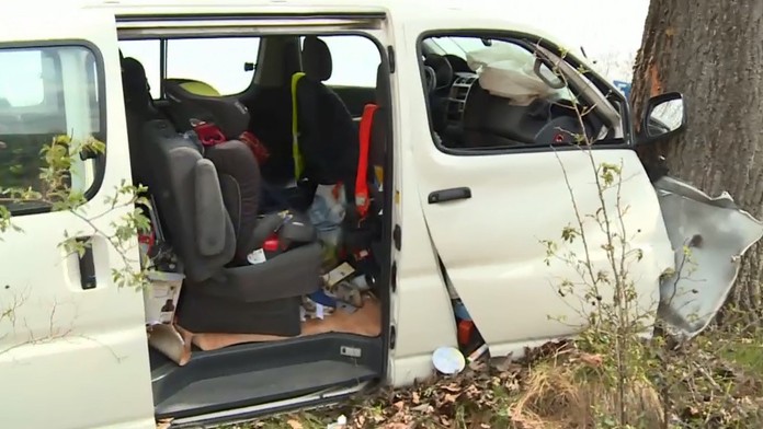 Na sviatky šli za rodinou. Dodávka so štyrmi deťmi skončila v strome