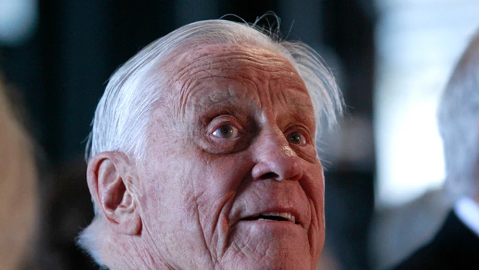 Na archívnej snímke z 11. júna 2012 bývalý šefredaktor denníka Washingtona Post Ben Bradlee vo Washingtone. 