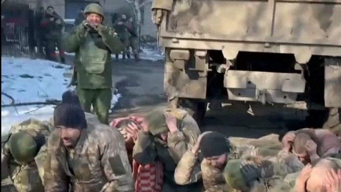 Ukrajinských vojakov z pluku Azov, ktorí padli do ruského zajatia, predviedli pred súd