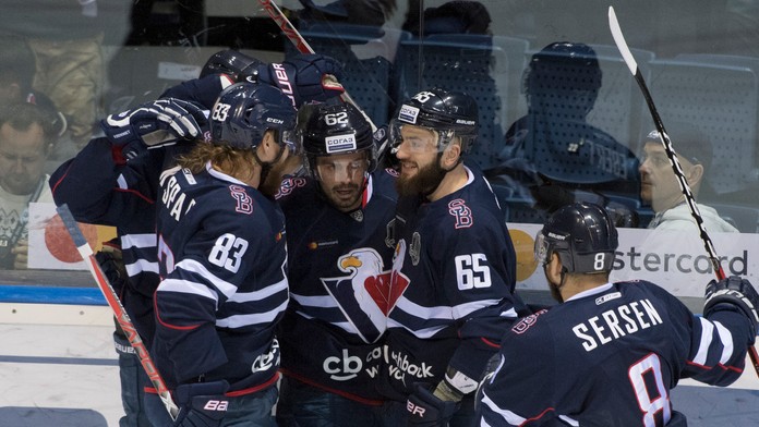 Na snímke radosť hráčov Slovana po strelení gólu