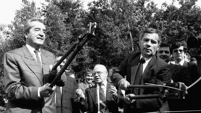 Gyula Horn (vpravo) spolu s Aloisom Mockom prestrihávajú ostnatý drôt na maďarsko-rakúskej hranici. 