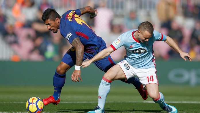 hráč Arsenalu Alexandre Lacazette (vľavo) strieľa gól.