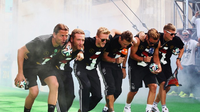 Roman Weidenfeller, Shkodran Mustafi, André Schürrle, Miroslav Klose,  Mario Götze a Toni Kroos oslavuju titul MS.