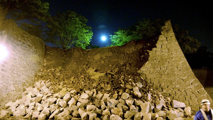 Zrútený kamenný múr.