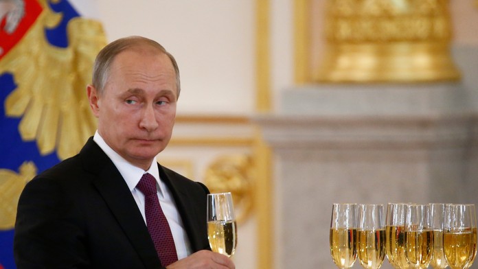 Ruský prezident Vladimir Putin s pohárom šampanského počas slávnostného odovzdávania poverovacích listín novým veľvyslancom.