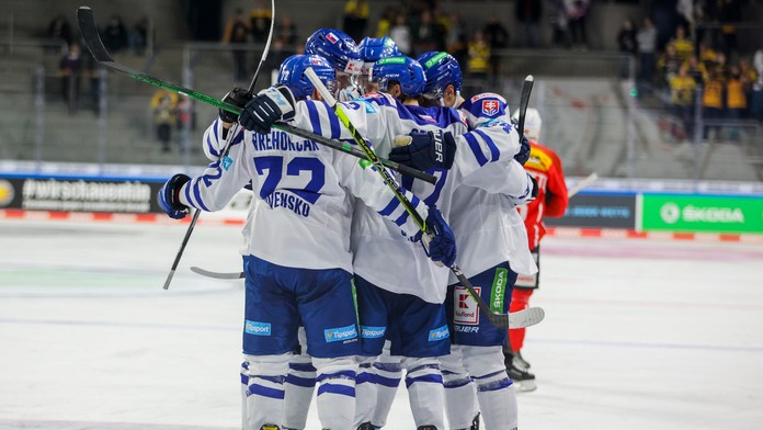 Slovenskí hokejisti sa radujú po strelení gólu v zápase proti Švajčiarsku.