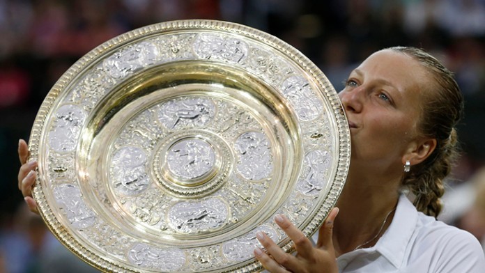 Česká tenistka Petra Kvitová bozkáva wimbledonskú trofej po jej víťazstve vo finále 