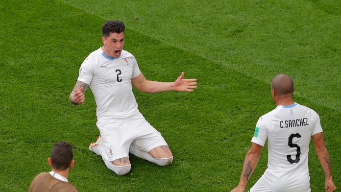 Uruguajčan José Giménez (na kolenách) oslavuje svoj gól v dueli MS 2018 proti Egyptu.