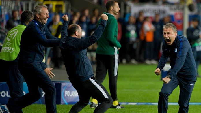 Na snímke vpravo tréner Slovenska Pavel Hapal sa raduje z víťazstva 2:1 proti Poľsku na ME 21.
