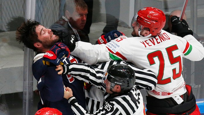 V zápase medzi USA a Bieloruskom to iskrilo. Takto sa stretol Oleg Jevenko s Patrickom Maroonom.