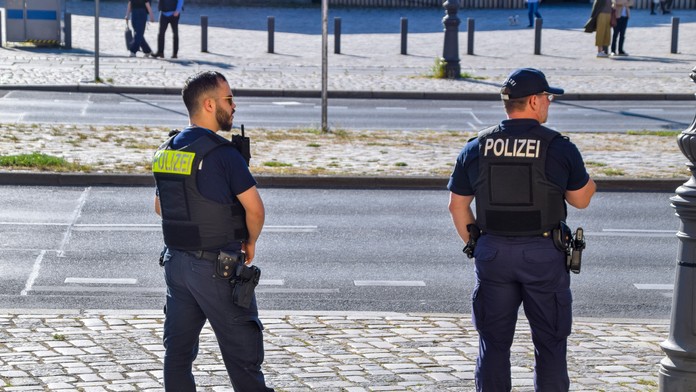 Útok za bieleho dňa. V maskách napadli muža v parku a odsekli mu mačetou tri prsty