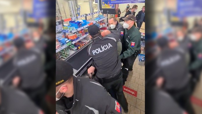 Zásah policajtov proti agresívnym antirúškarom.