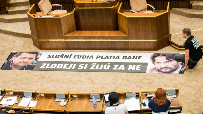 Predseda NR SR Andrej Danko pre tento plagát prerušil schôdzu, ktorá sa venovala odvolávaniu ministra vnútra Roberta Kaliňáka 