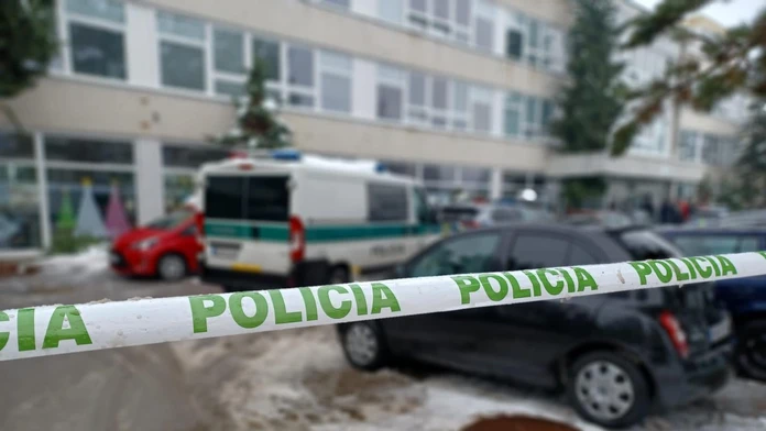 Výhražné emaily mala posielať do školy v Banskej Bystrici žena. Sudkyňa predbežne rozhodla o jej väzbe