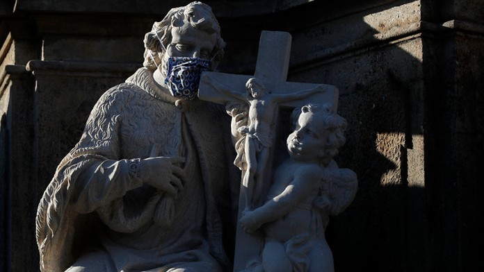 Kontrolu všetkých prichádzajúcich osôb do areálu Fakultnej nemocnice s poliklinikou (FNsP) J. A. Reimana v Prešove vykonávajú le