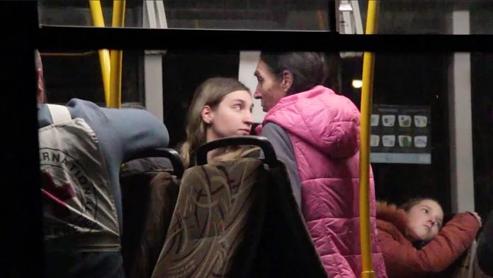 Zo železiarní v Mariupole evakuovali prvú skupinu zhruba 100 ľudí.