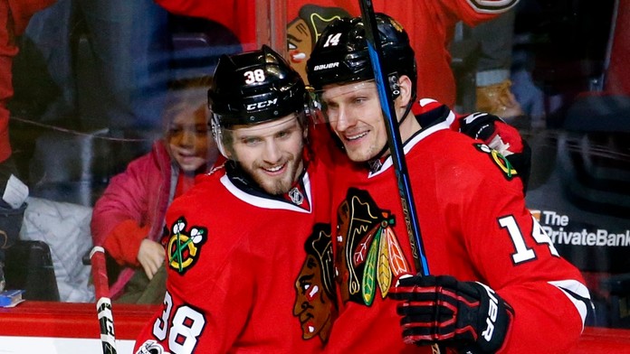 Útočník Blackhawks Ryan Hartman oslavuje svoj druhý gól s Richardom Pánikom.