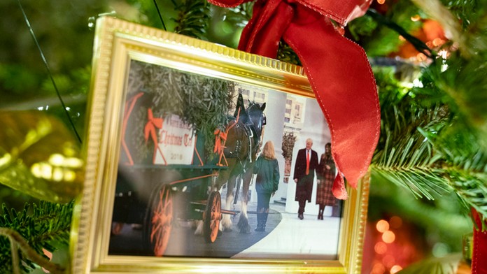 Fotografia Donalda Trumpa na vianočnom stromčeku v Bielom dome.