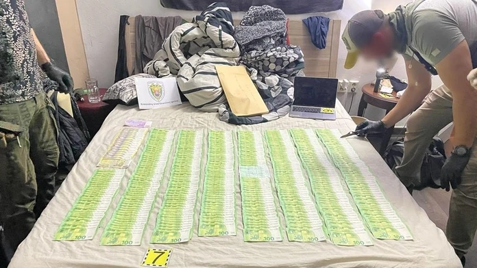 Policajti objavili veľké množstvo drog a hotovosti.