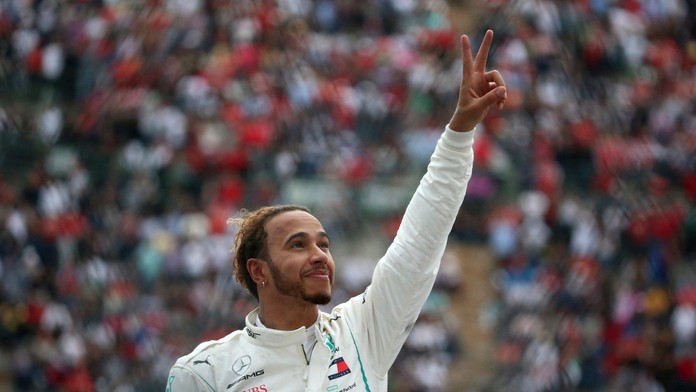 Lewis Hamilton z Mercedesu oslavuje zisk titulu majstra sveta.