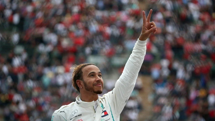 Lewis Hamilton z Mercedesu oslavuje zisk titulu majstra sveta.