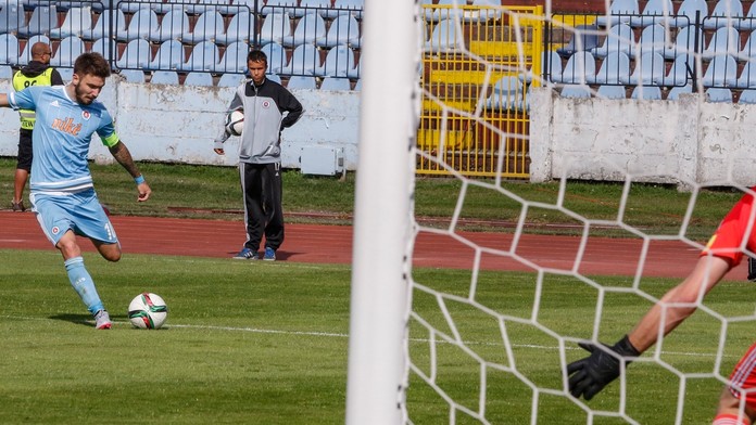 Marko Milinkovič (Slovan) sa pokúša prekonať Igora Šemrinca (Trenčín).