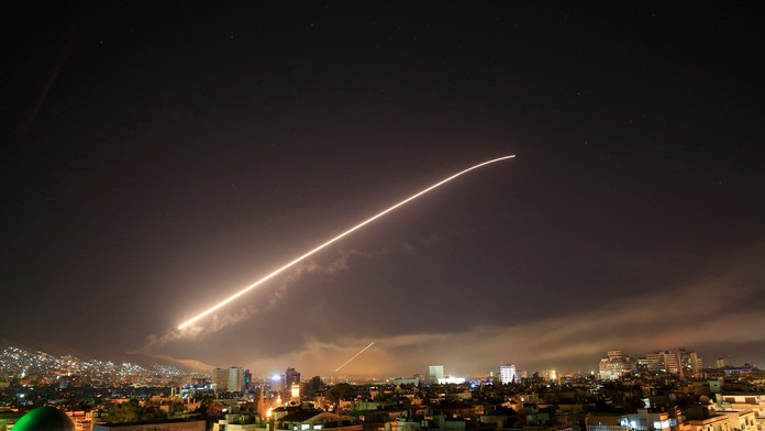 Oblohu nad Damaskom ožiarili americké rakety.
