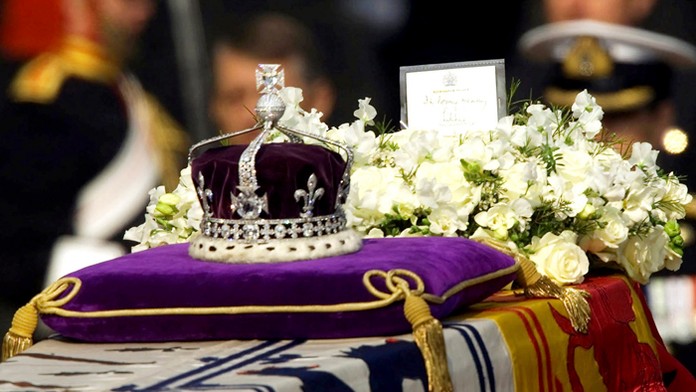 Kráľovská koruna s diamantom Koh-i-noor.