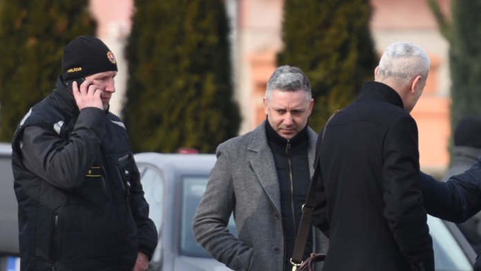 Bývalý šéf protikorupčnej jednotky NAKA Róbert Krajmer (uprostred).