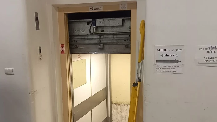 V pražskej nemocnici sa zrútil do šachty výťah. Vo vnútri bolo 13 ľudí vrátane detí