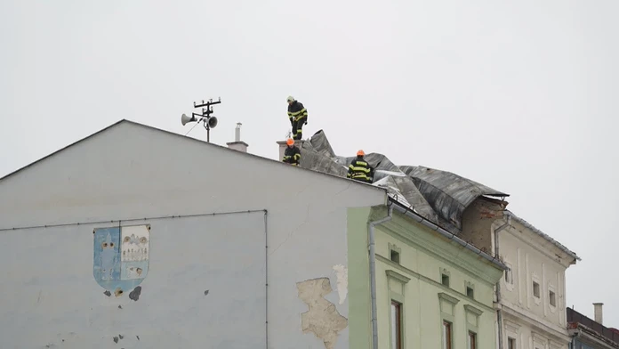 Odtrhnutá strecha v obci Spišská Belá