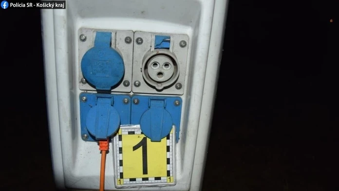 Mladíka zabila v stane elektrina